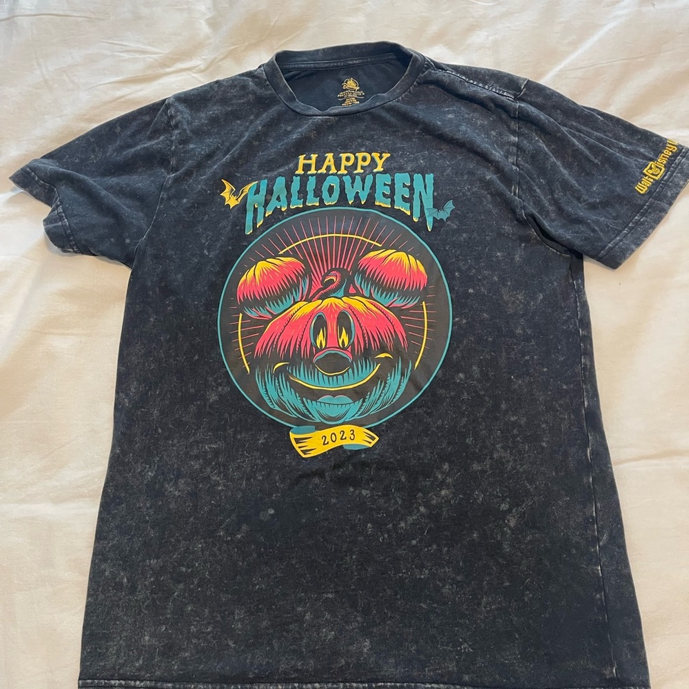 Halloween 2023 Disney T-shirt (size medium)